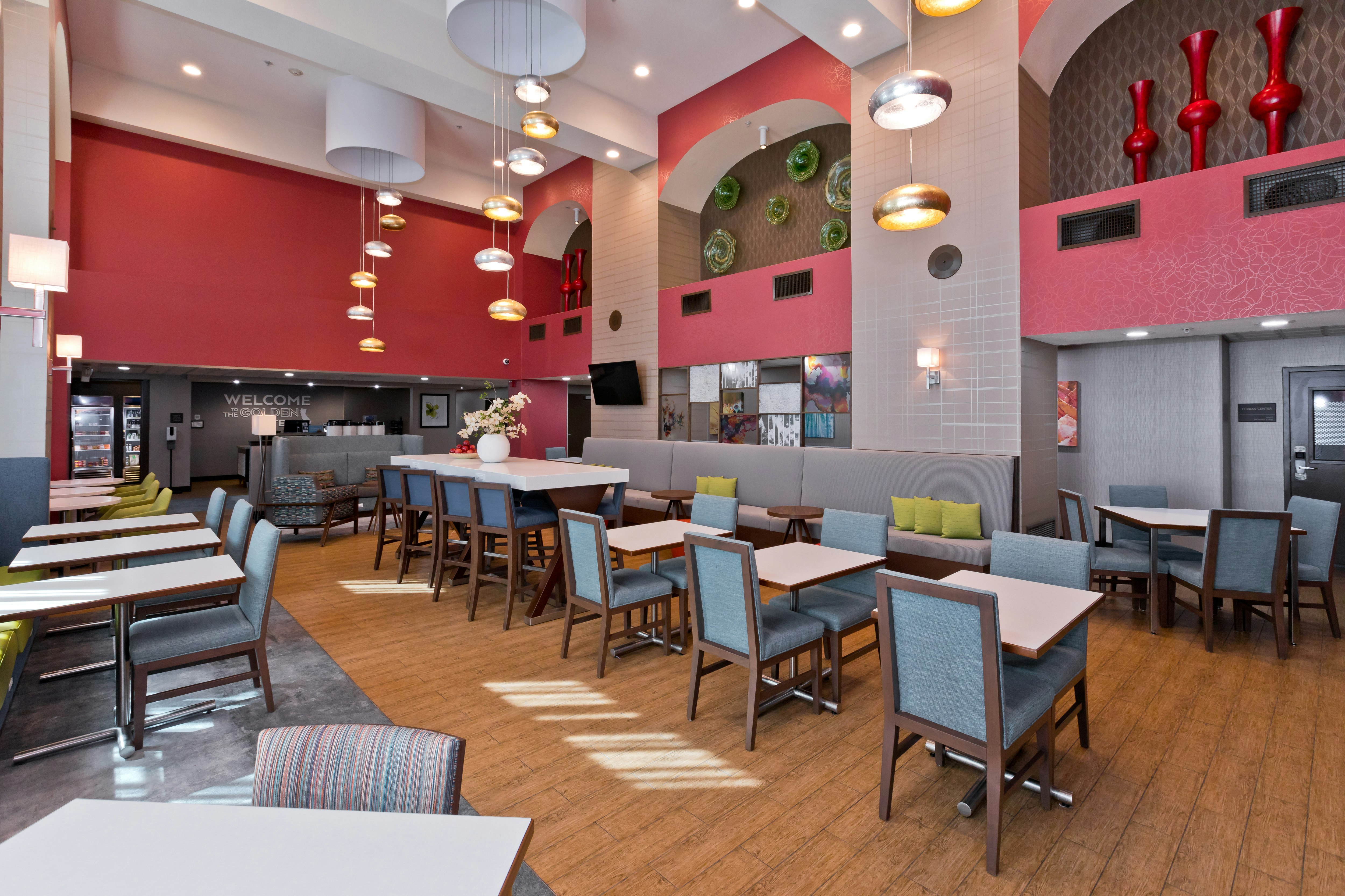 Hampton Inn & Suites Palm Desert 37/64