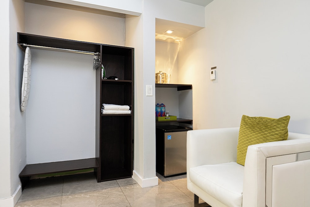 Chesterfield Hotel and Suites 32/50