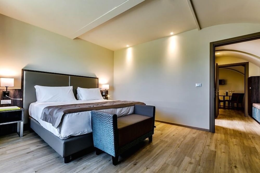 Smart Hotel Holiday 9/50