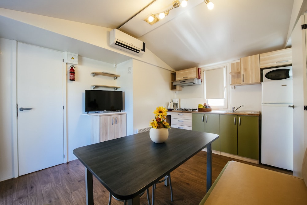 ZATON HOLIDAY RESORT MOBILE HOMES 60/78