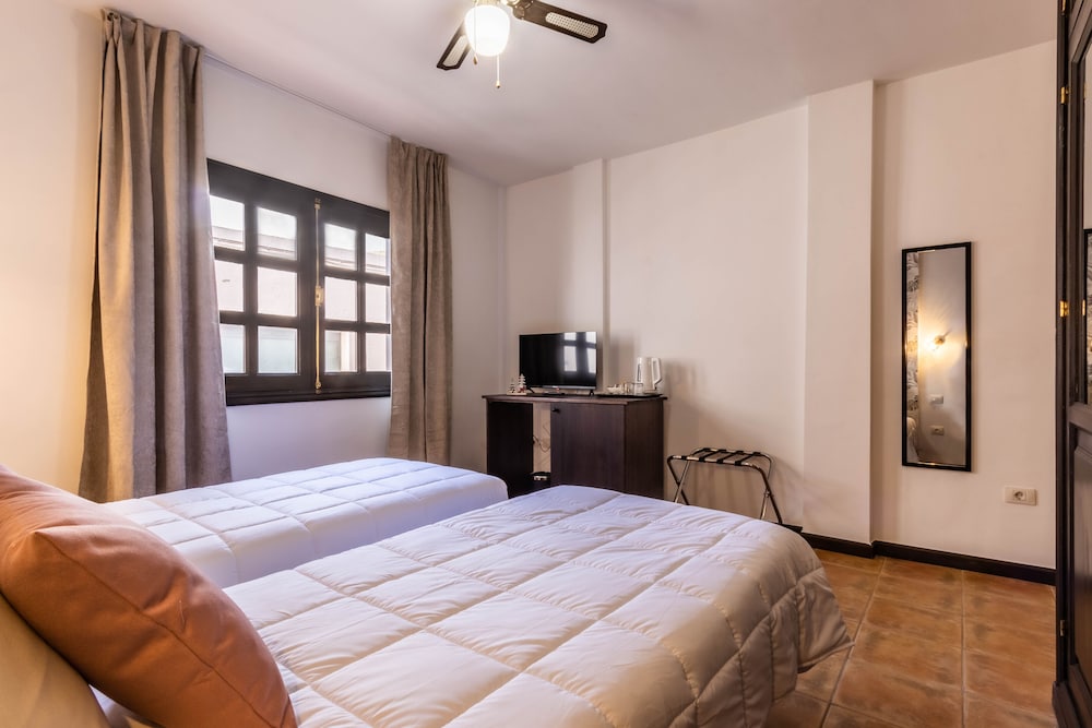 Ecolife Hotel 7/50
