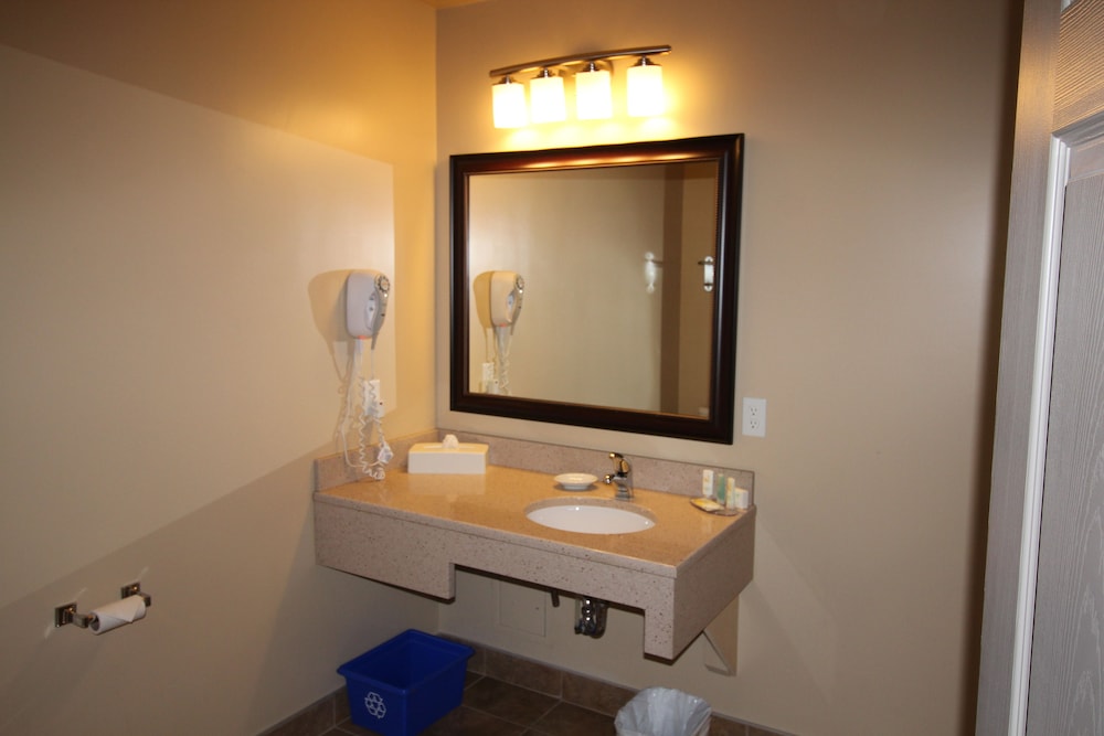 Quality Inn & Suites Hawkesbury 49/50
