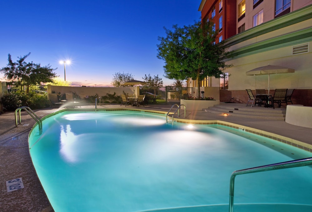 Holiday Inn & Suites Phoenix Airport 3/79