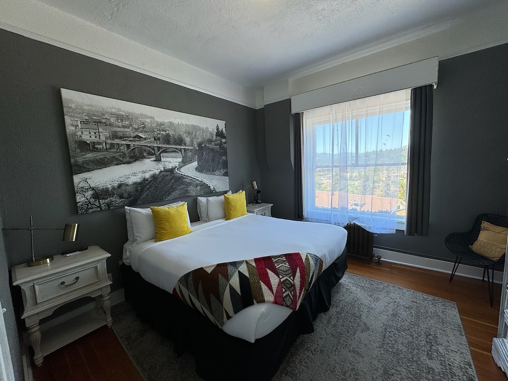 Columbia, River, Suite, Queen Bed