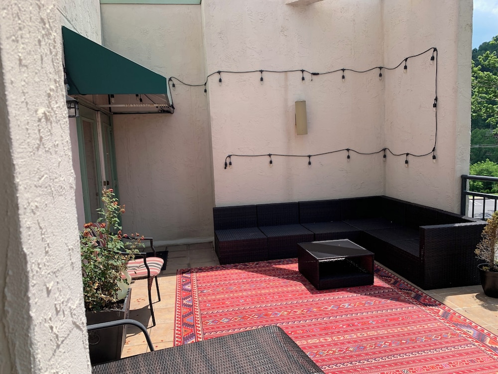 Laurel Inn Condominium 4/50