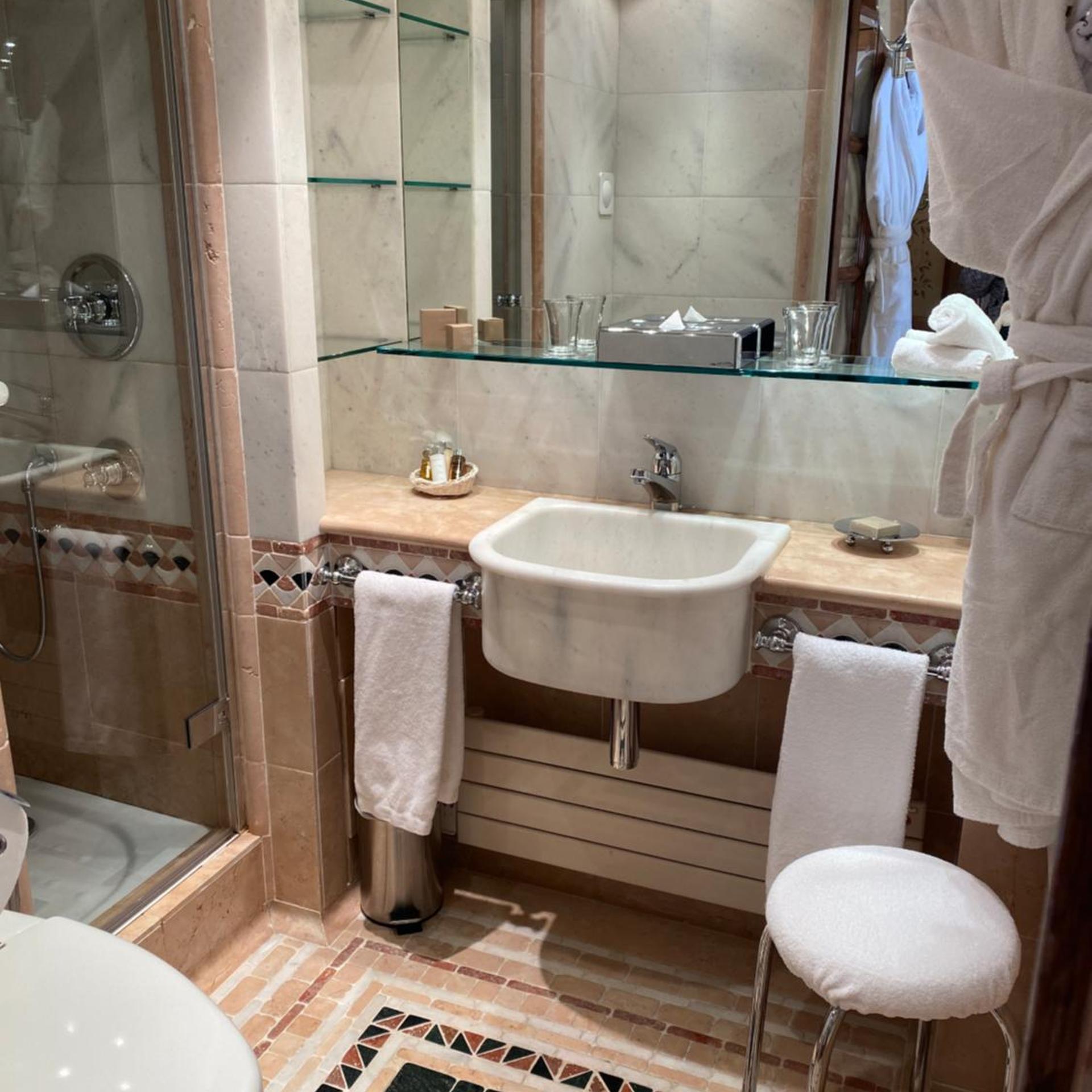 غرفة كلاسيكية بسرير مزدوج بشرفة بإطلالة، Hotel de la Loze 4/6