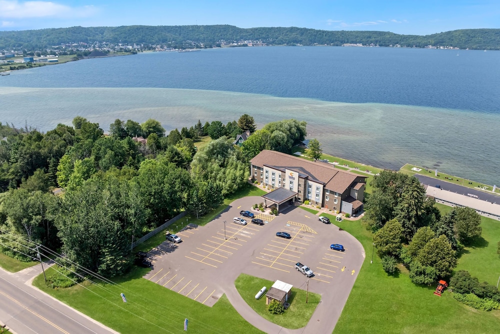 Comfort Inn and Suites Munising - Lakefront 40/49
