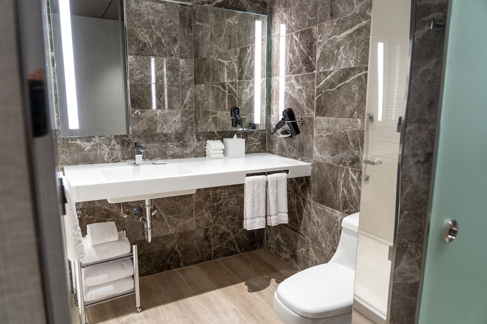 غرفة بزنس بسريرين مزدوجين، AC Hotel by Marriott Monterrey Valle 5/6