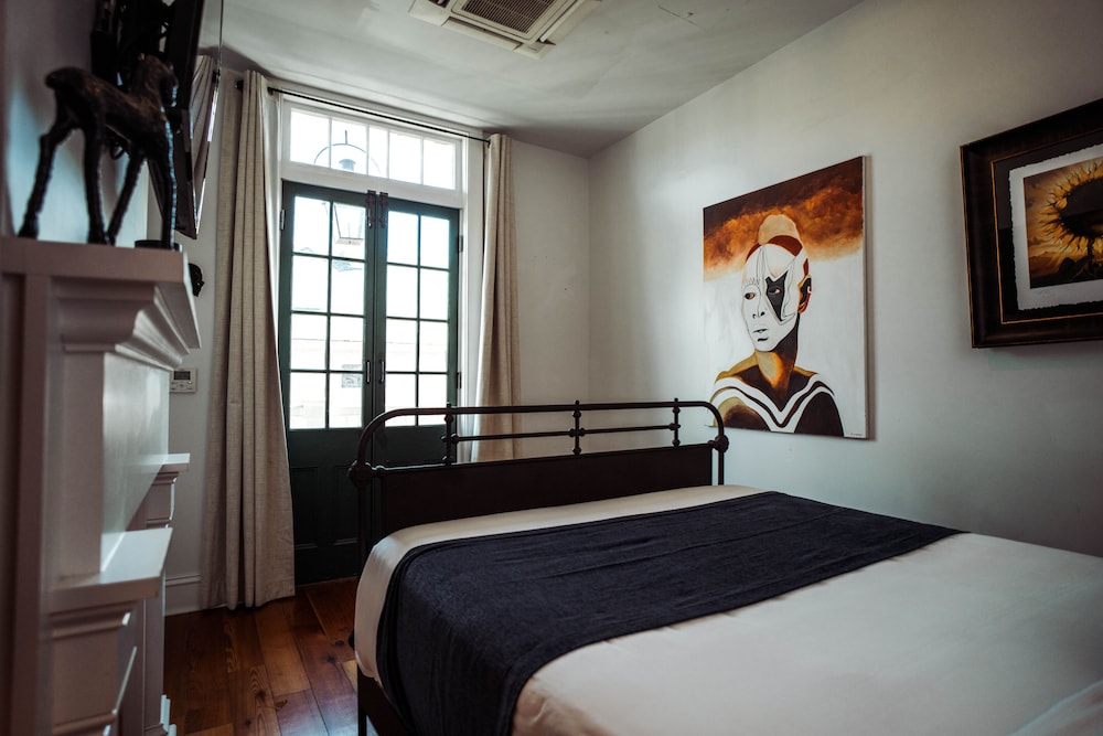 Royal Frenchmen Hotel And Bar 34/72