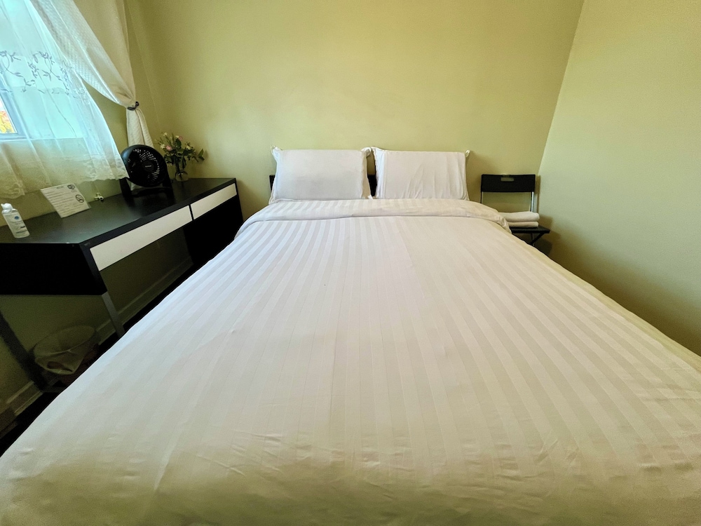 Vancouver-Beijing Bed and Breakfast 3/16