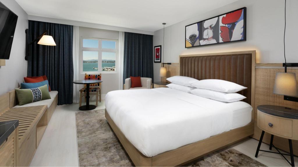 Guest Room, Deluxe, King Bed, Bay View