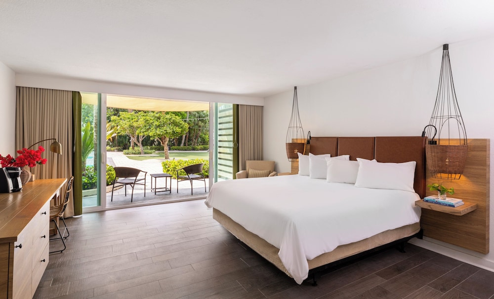 Lanai, King Bed, Accessible