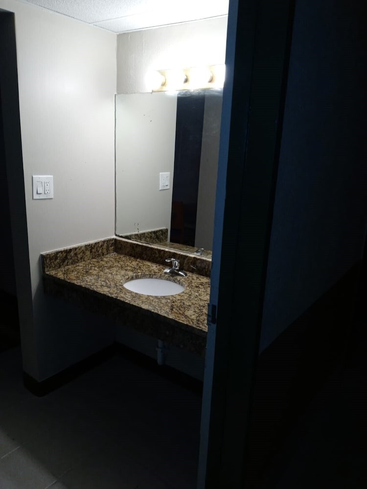 Peachtree Inn & Suites 8/8