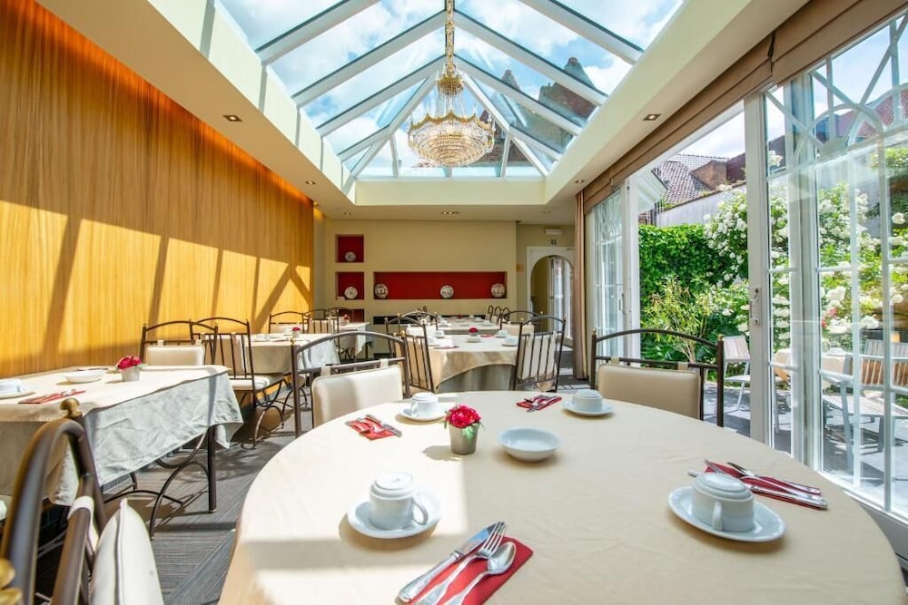 restaurant cafeteria
