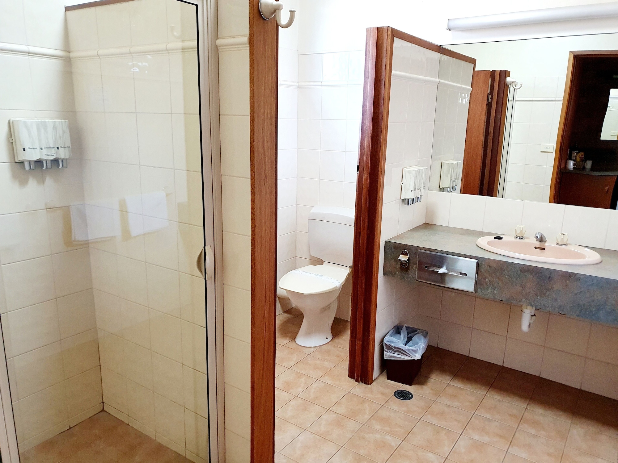 غرفة عائلية بسرير كوين وسريرين منفصلين، Golden Grain Motor Inn 2/2