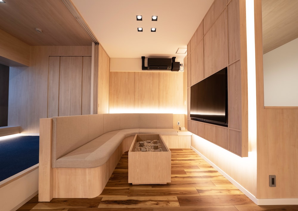 UH Suite Namba Station 33/41