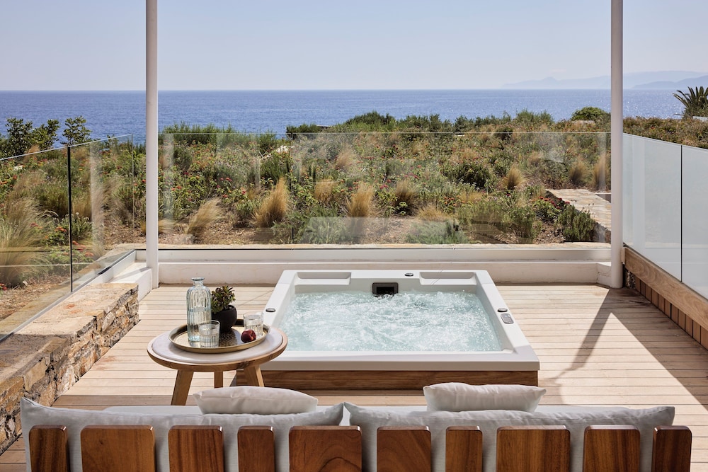 CLUB, SUITE, SEA FRONT, OUTDOOR JETTED TUB