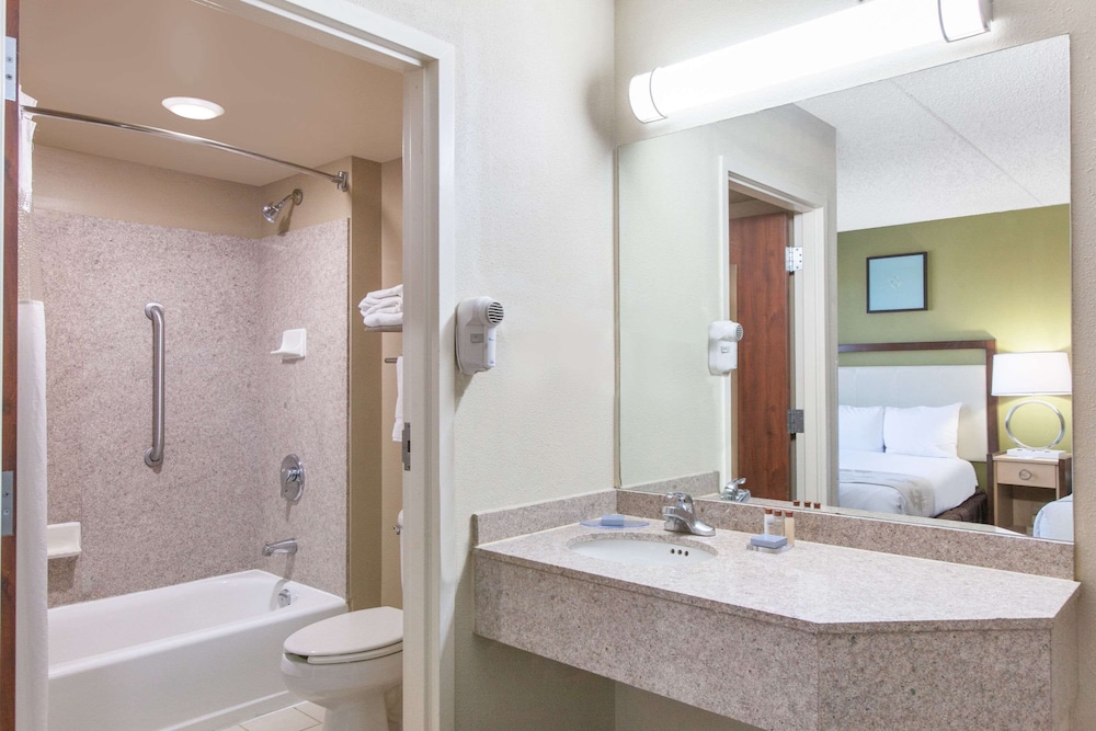 Hawthorn Suites By Wyndham Midwest City Tinker Afb 43/45