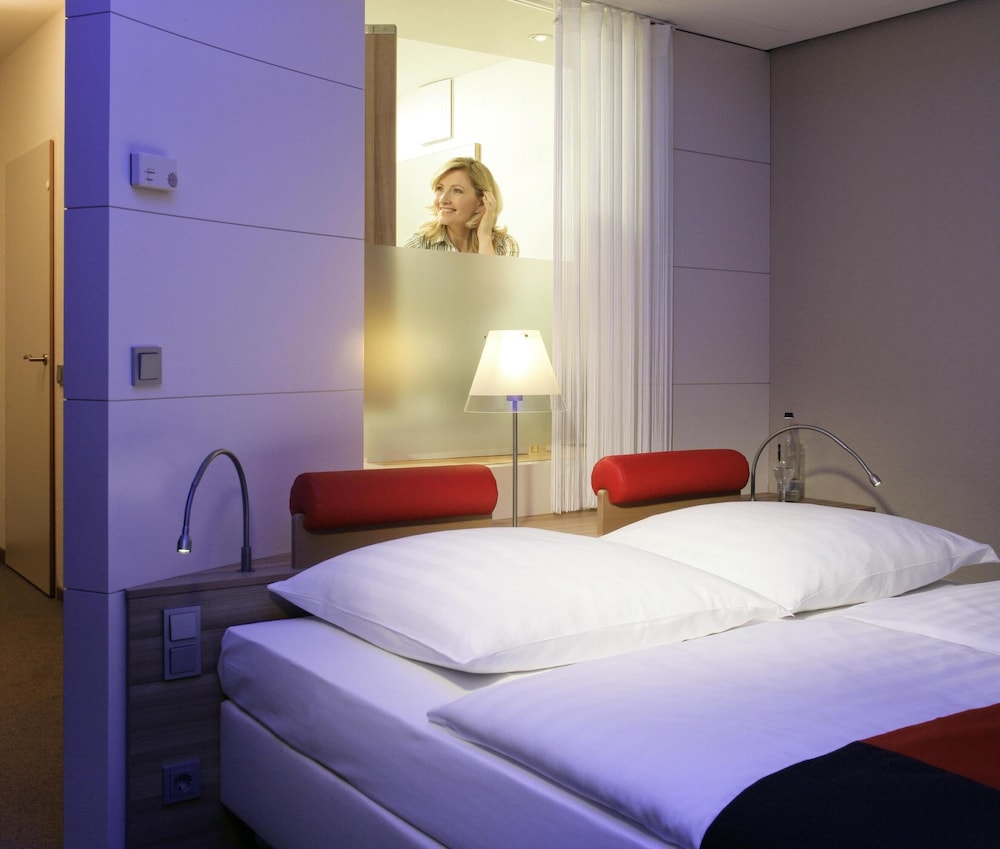 PRIVILEGE, QUEEN BED