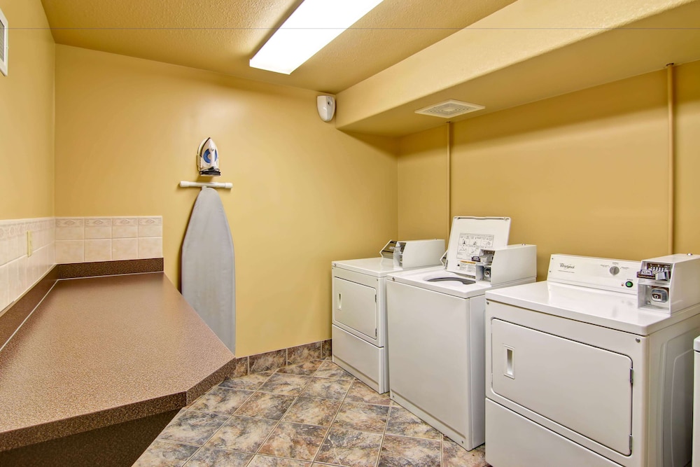 Ramada by Wyndham Ponoka 8/39