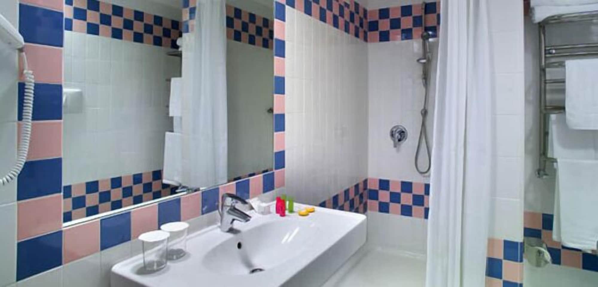 SUPERIOR, DOUBLE OR TWIN BED
