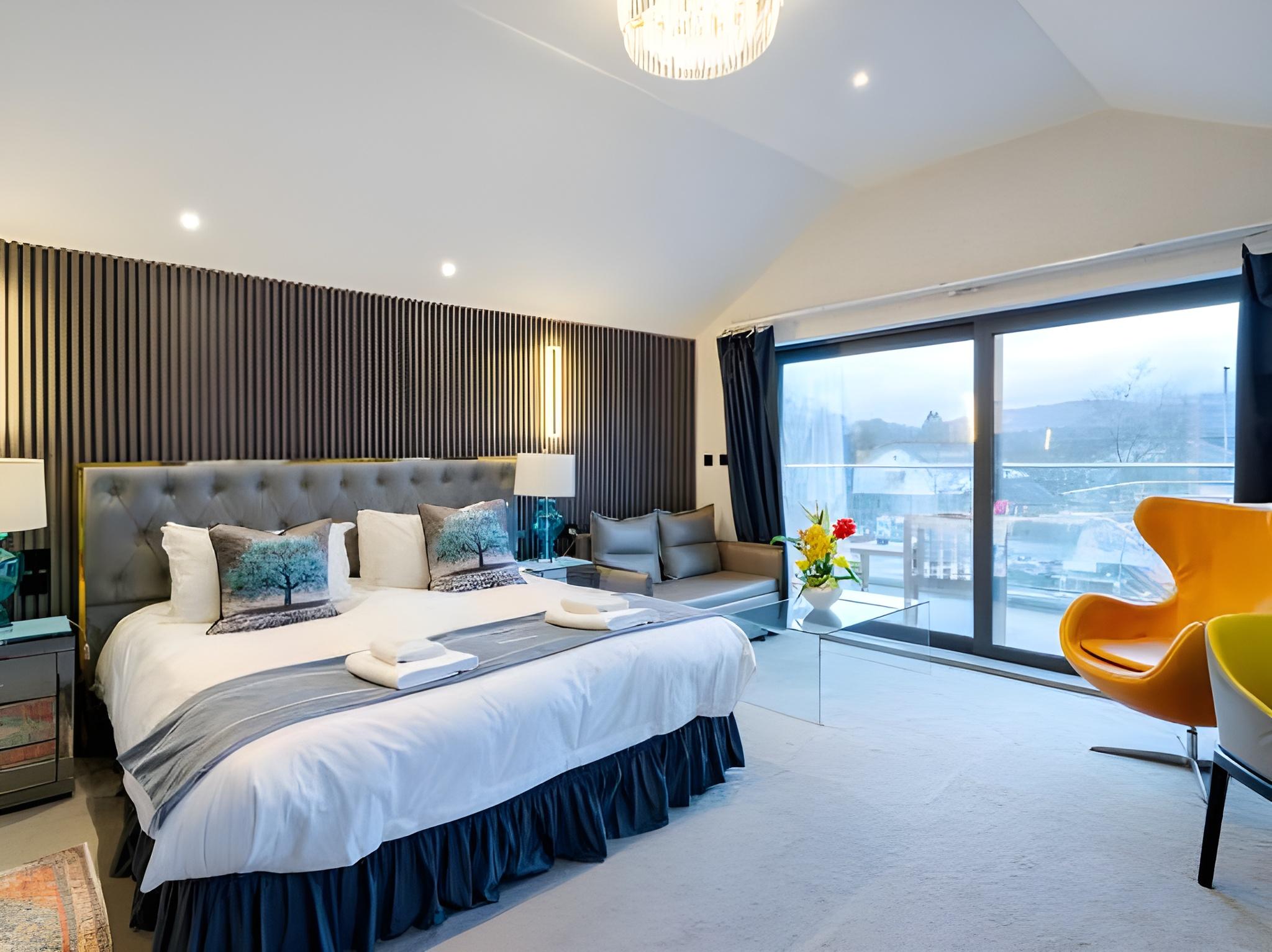Waterhead Rooms & Suites - Parking and Light Breakfast 6/43