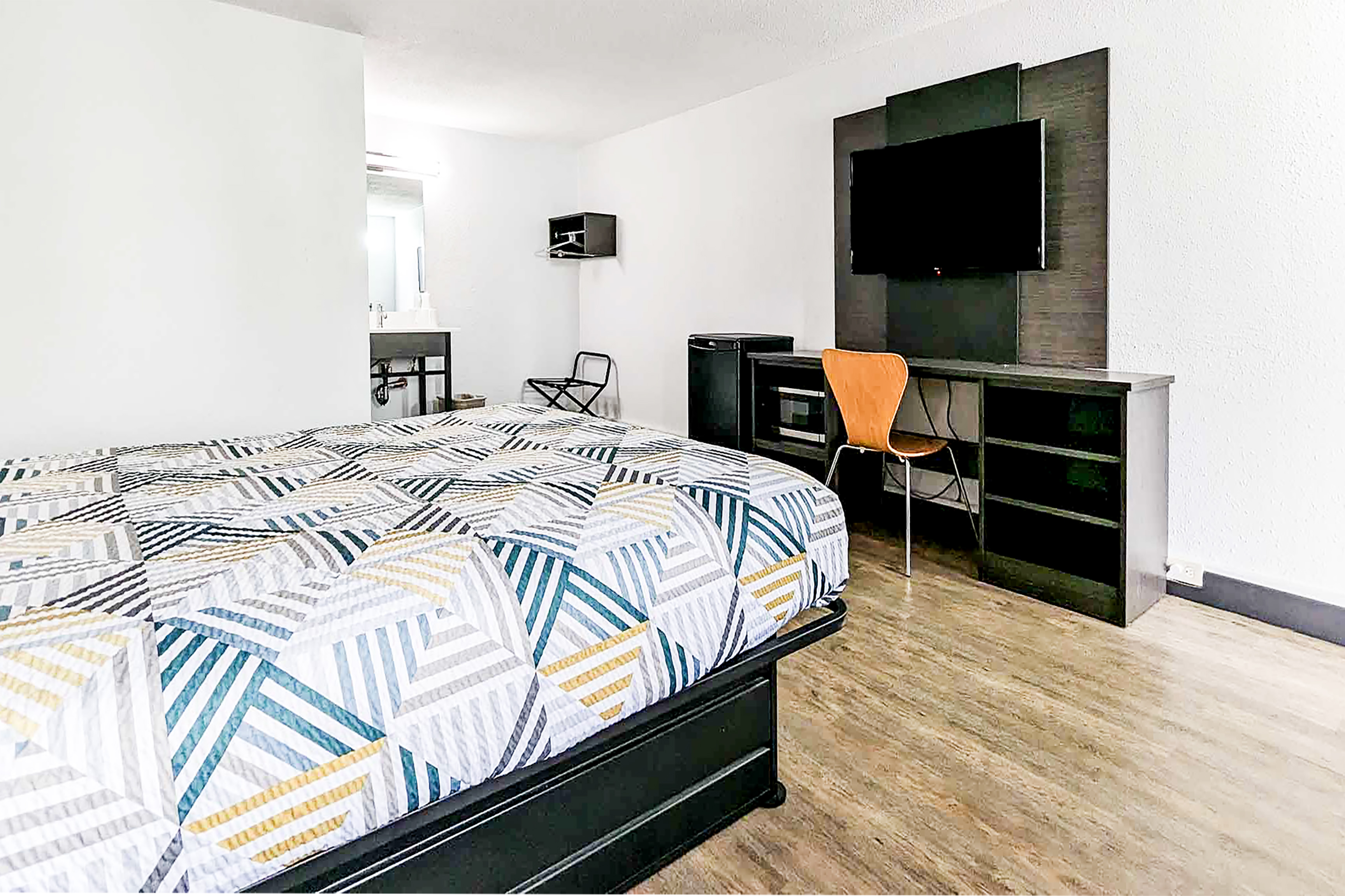 1 Queen Bed - ADA/Tub/Micfridge
