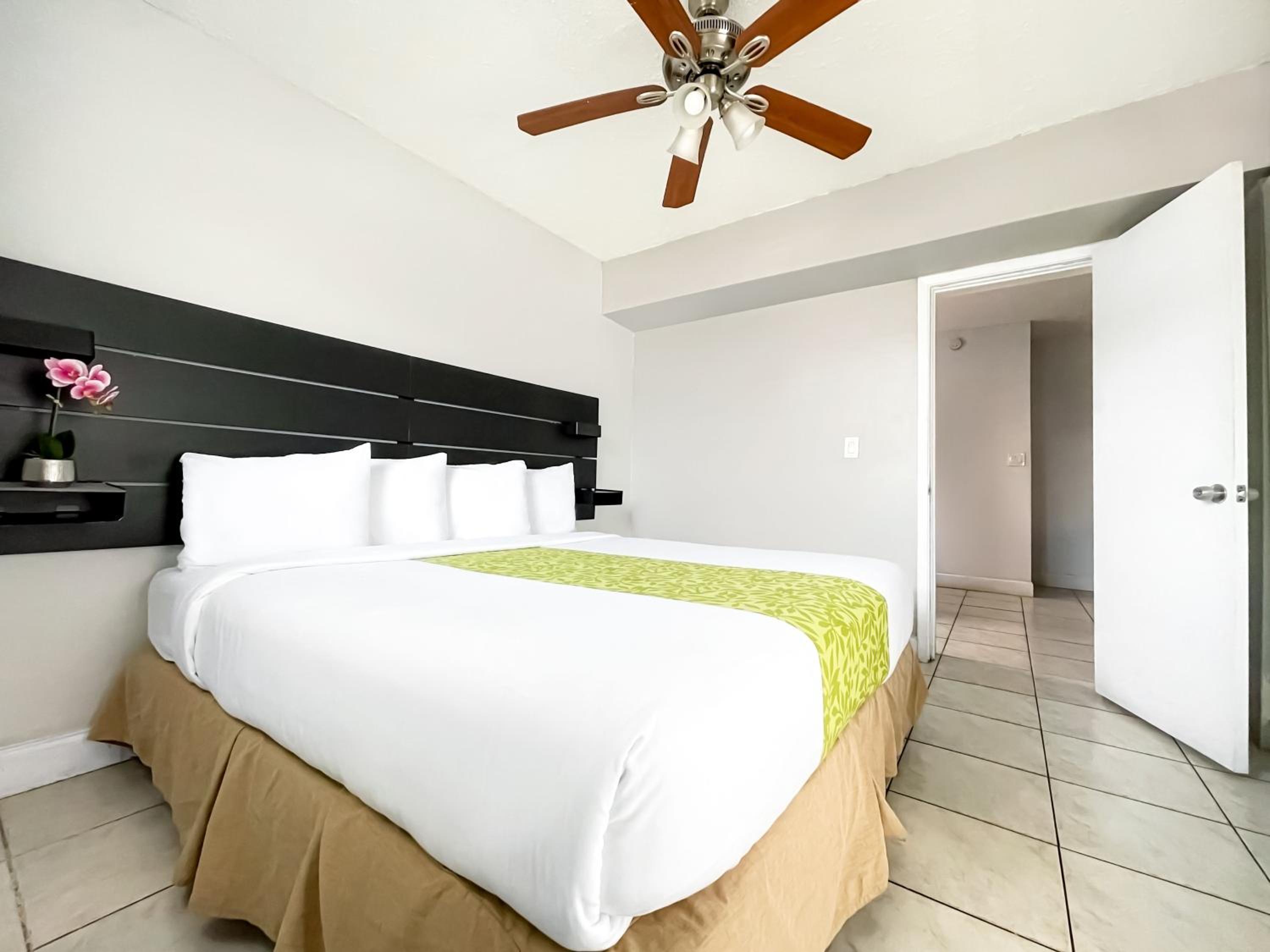 Deluxe, King Bed, Pool Side