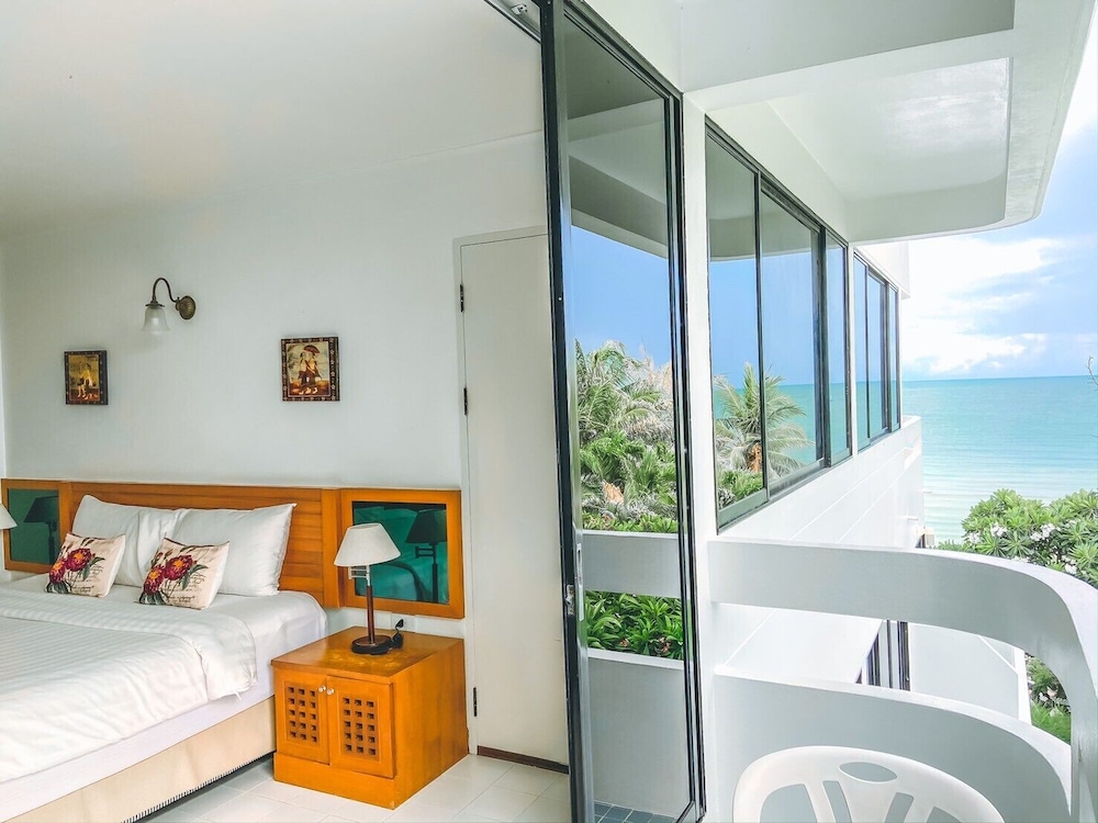 Nern Chalet Beachfront Hotel 22/74