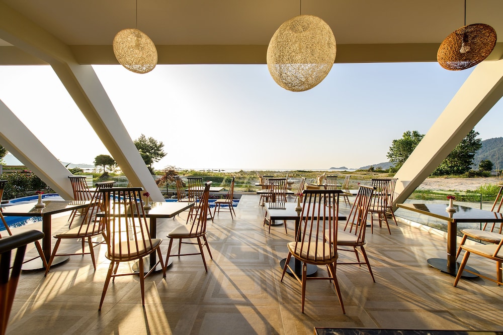 Alexandra Golden Family Innovation Resort 66/76