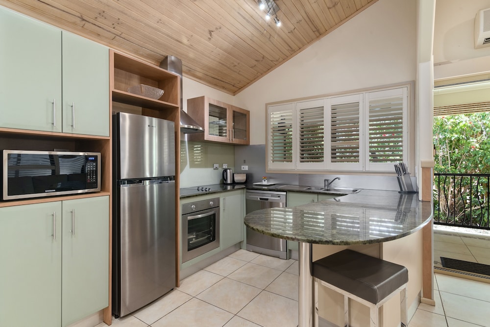 ASHMORE PALMS HOLIDAY VILLAGE 59/78