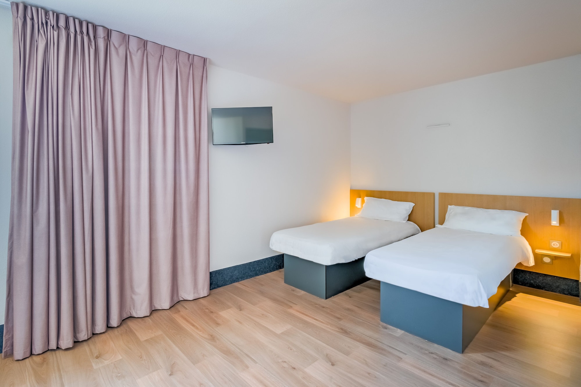 ROOM, TWIN BEDS