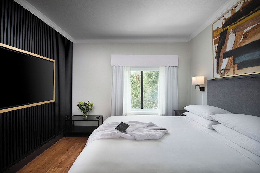 EXECUTIVE, SUITE