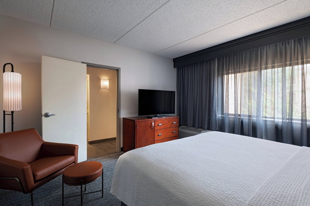 1 Bedroom, Suite, King Bed, Courtyard View, Sofa, Balcony, Bathtub, Accessible
