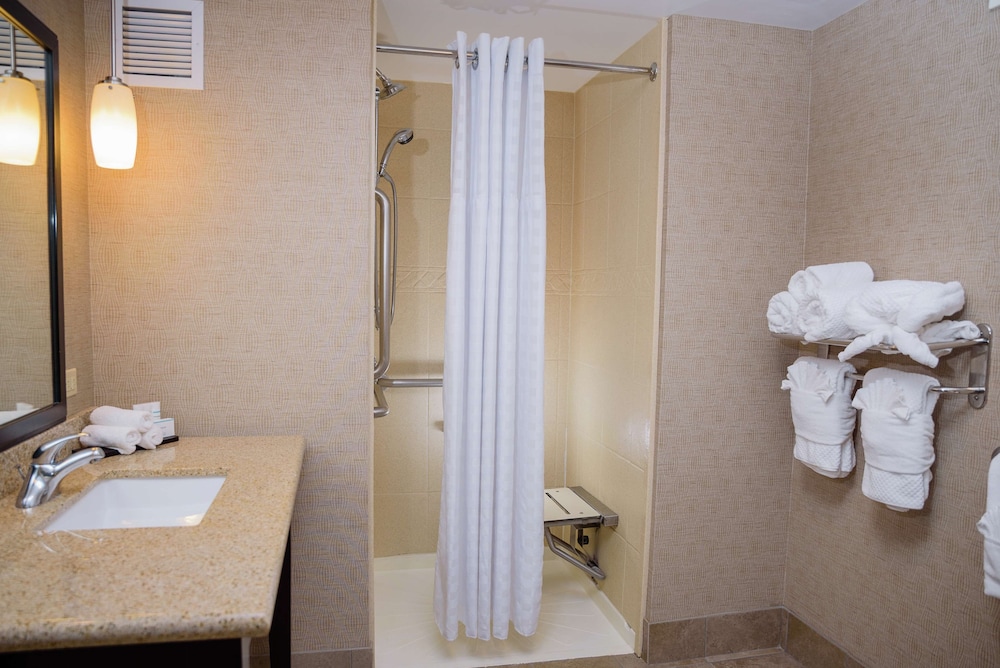 Embassy Suites by Hilton Minneapolis North 18/72