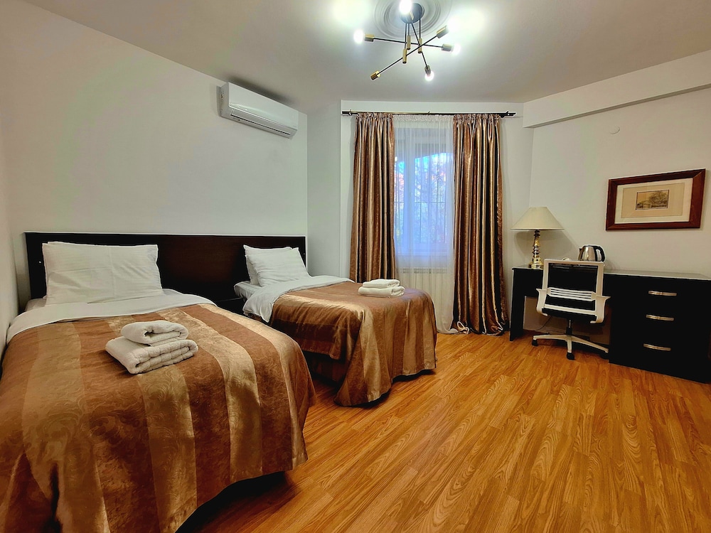 Standard Twin Room: