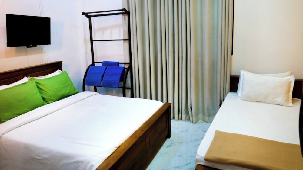 DELUXE, QUEEN BED, GARDEN VIEW