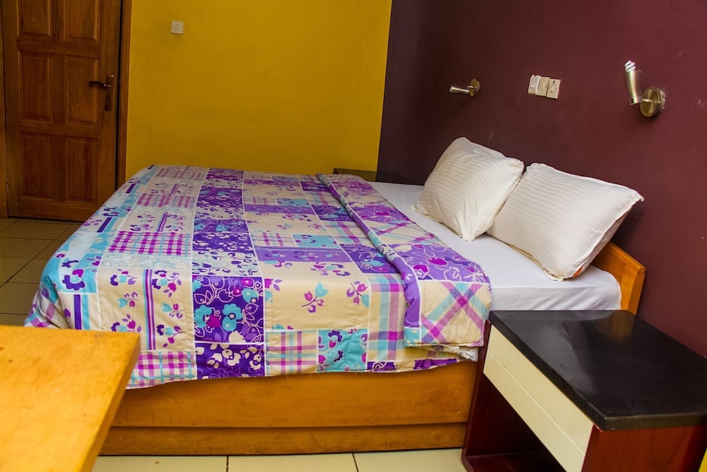 ROOM, SINGLE
