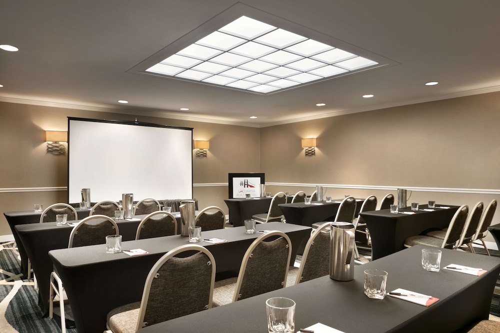 DoubleTree by Hilton New York LaGuardia Airport 46/54
