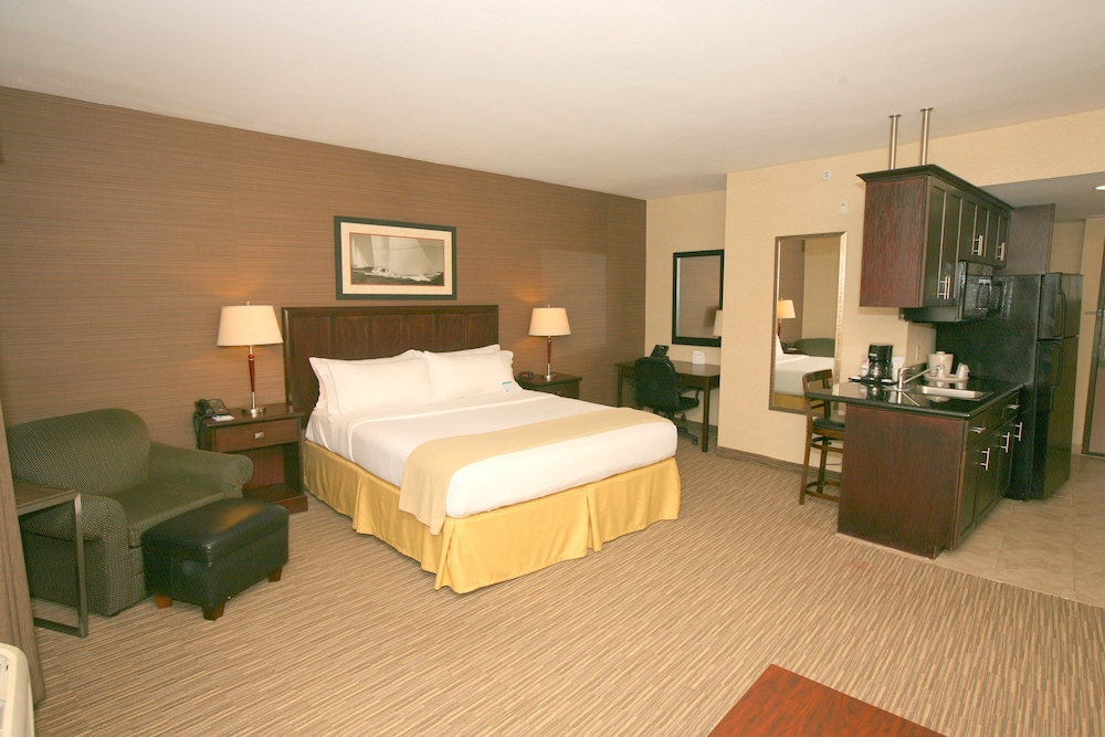 HOLIDAY INN EXPRESS SAN DIEGO SOUTH - CHULA VISTA 21/71