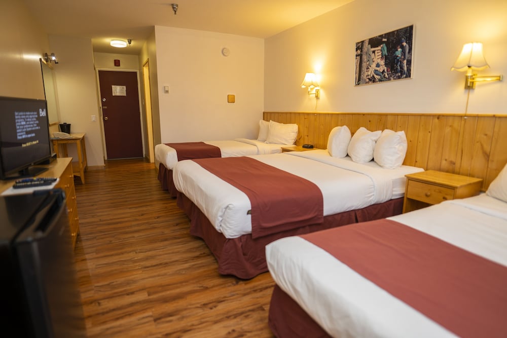 Canadas Best Value Inn River View Hotel 13/22