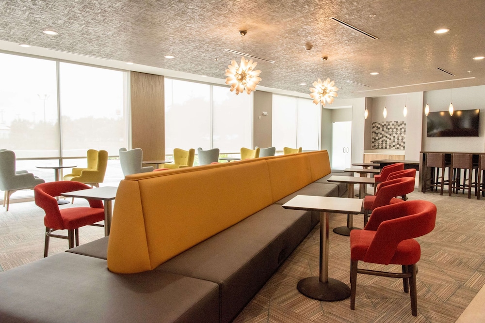 La Quinta Inn & Suite by Wyndham Lake City 9/29