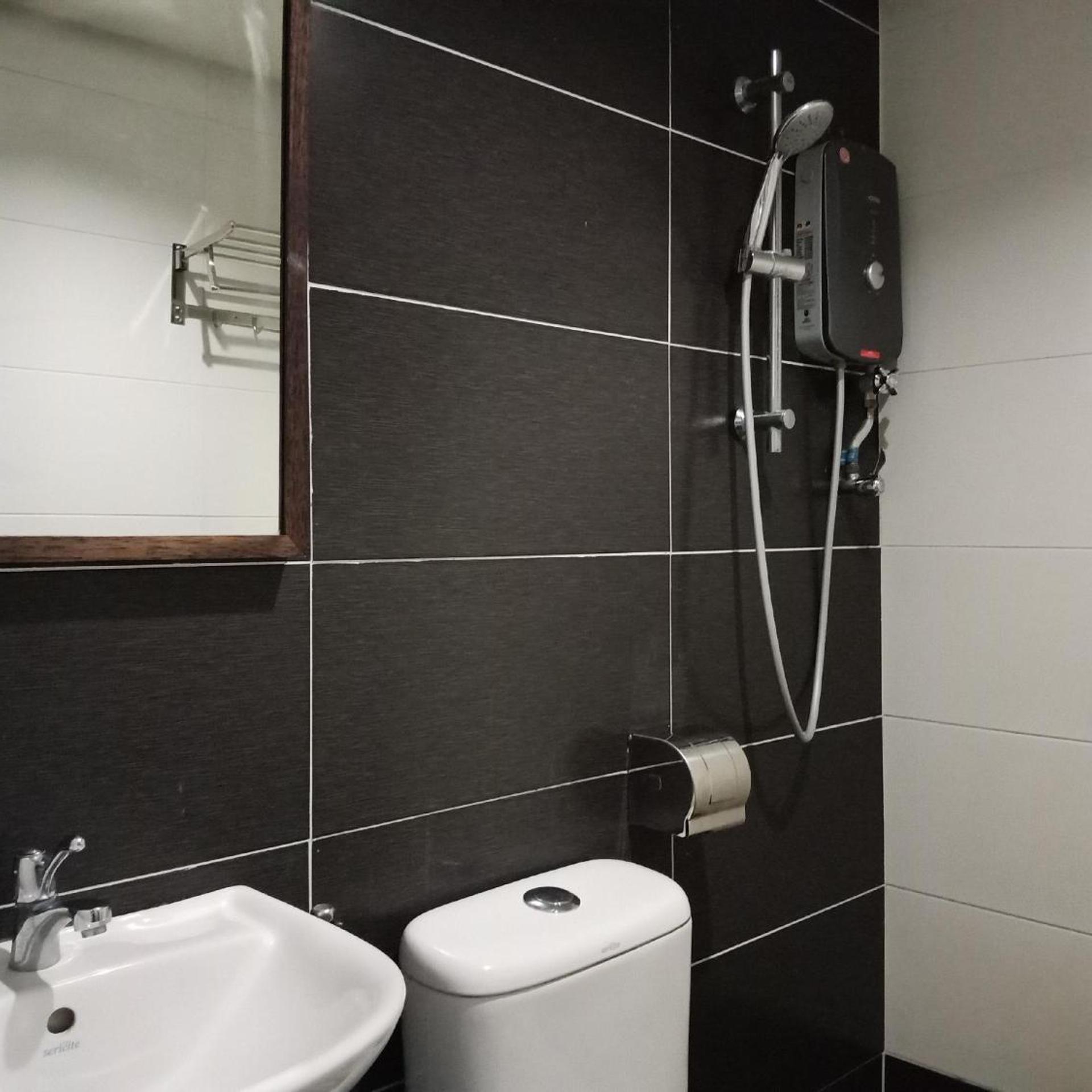 906 Riverside Hotel 48/51