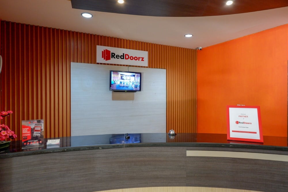 RedDoorz Plus near Hotel Benua Kendari 5/23