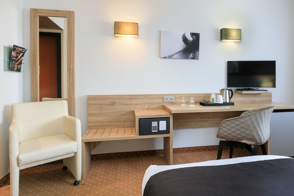 7 HOTEL AND FITNESS 55/72
