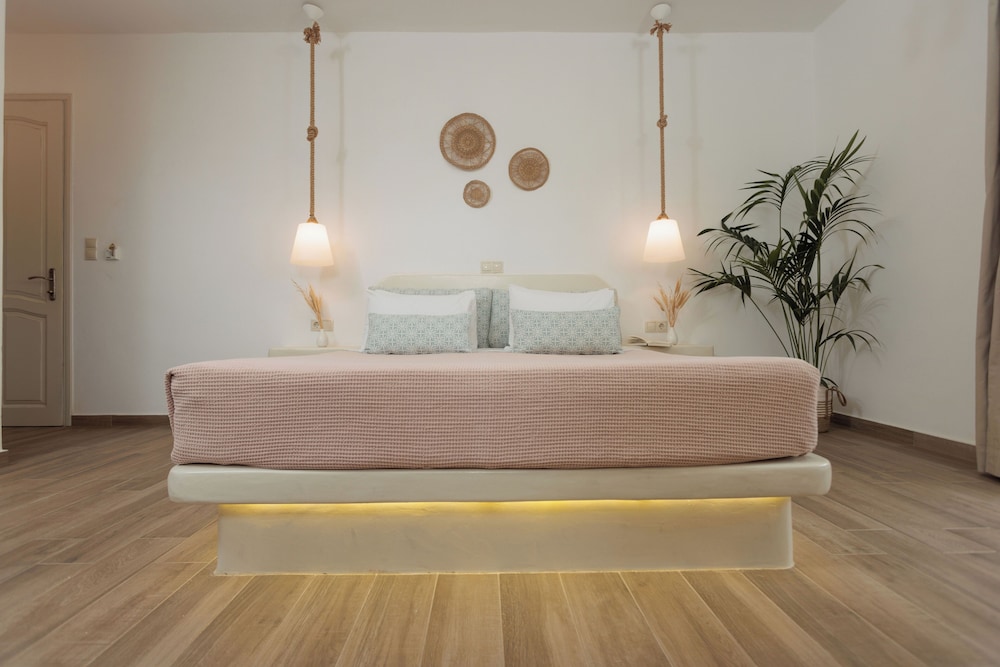 Maria S Rooms Studios 5/50
