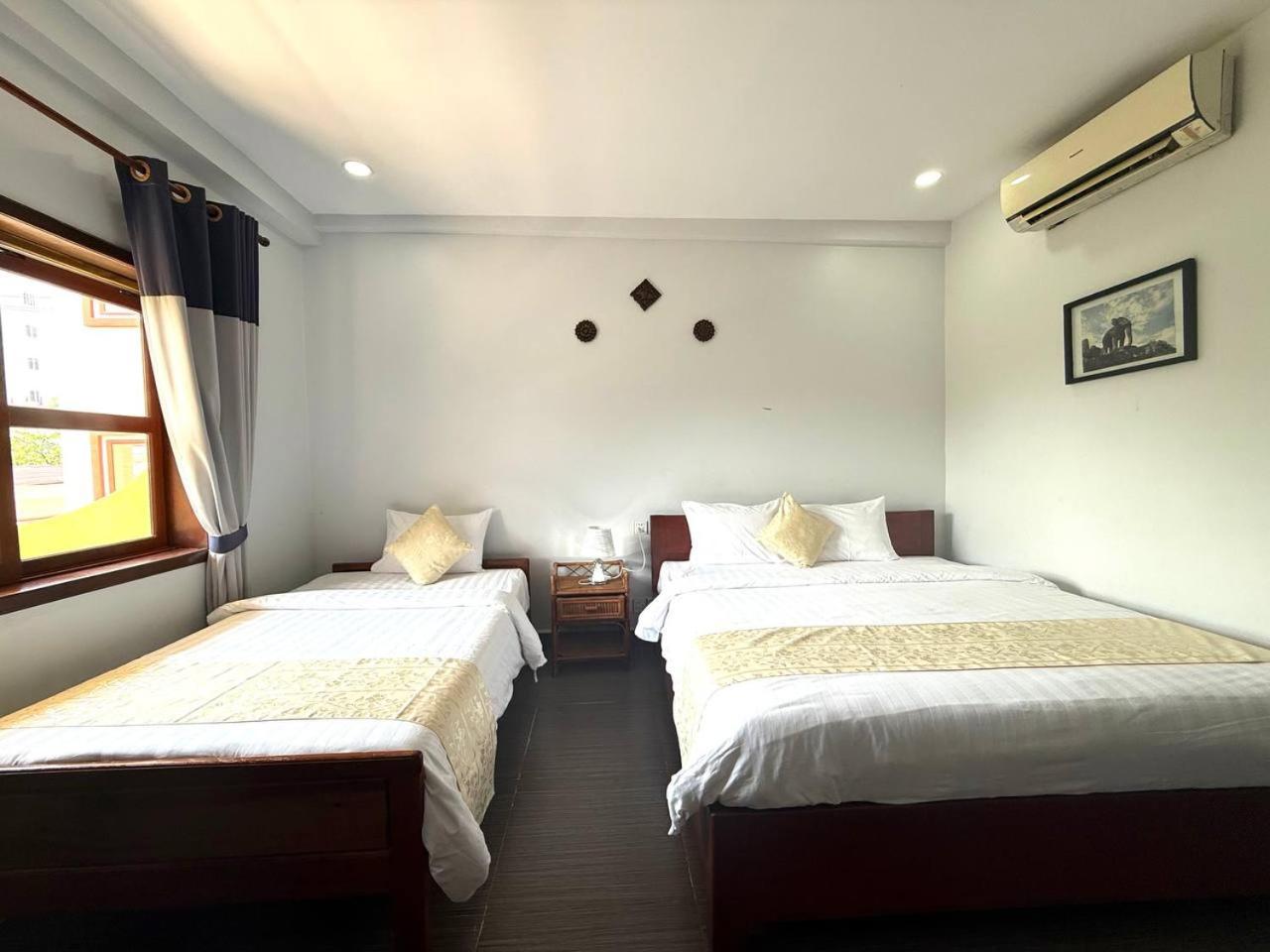 Two Moons Hotel 20/48