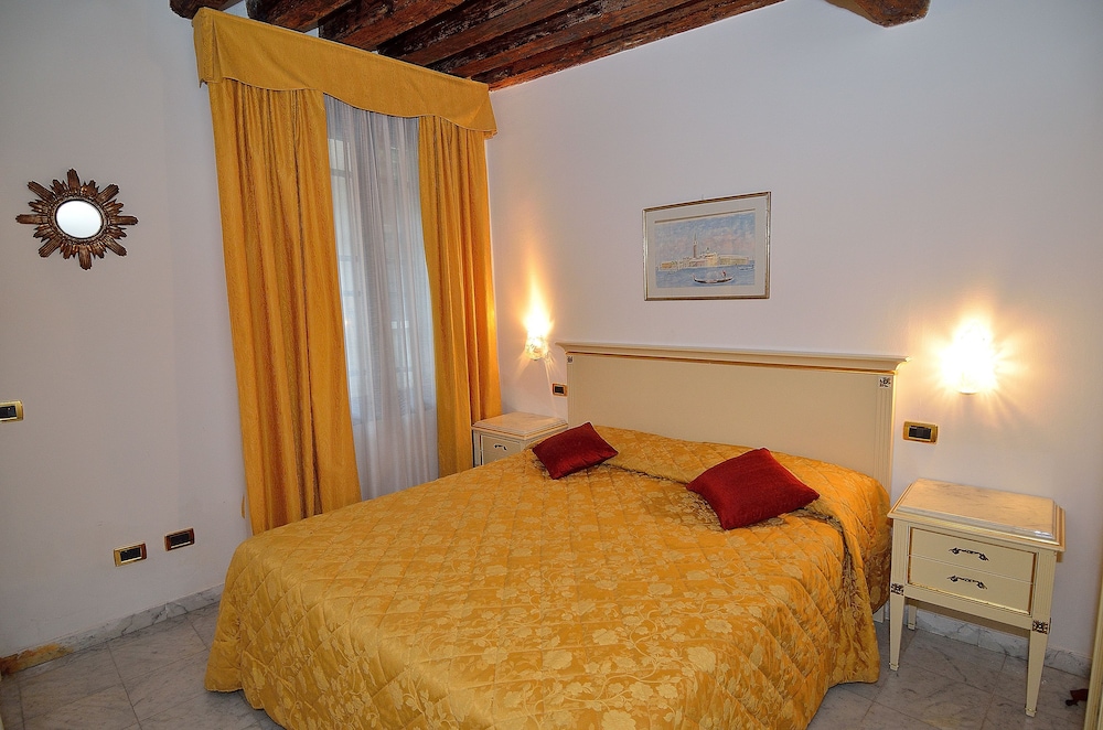 Charming Venice Apartments 26/78