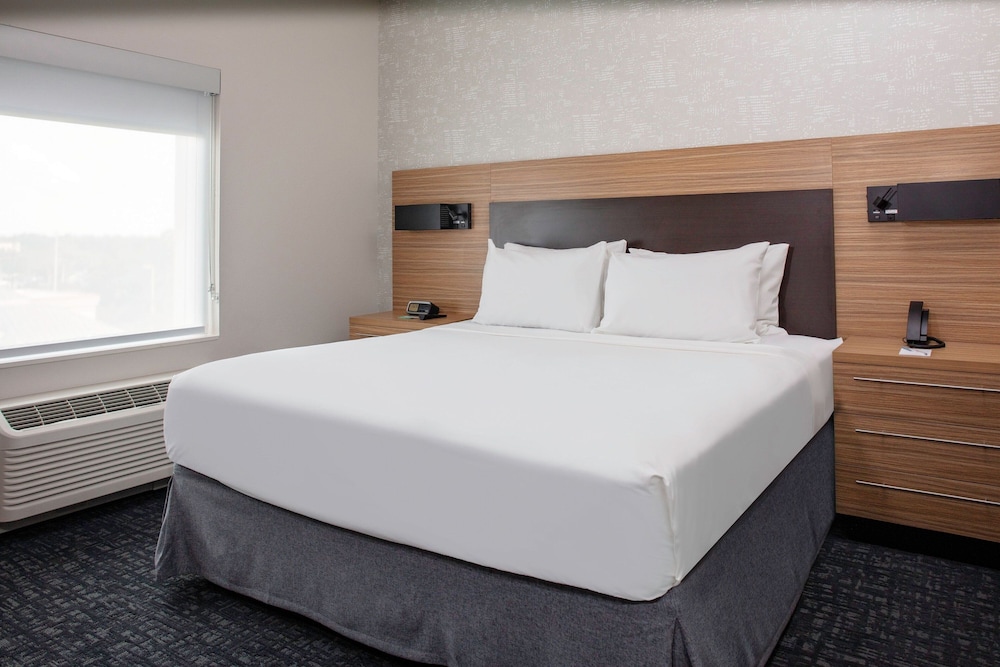 1 BEDROOM, SUITE