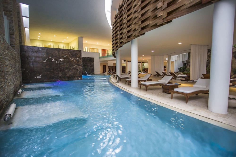 Ambassador At Grand Velas 33/66